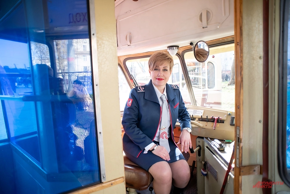 На этом фото Елена Сергеевна в кабине первой модели чехословацкой «Татры» на ежегодном параде трамваев в Москве.