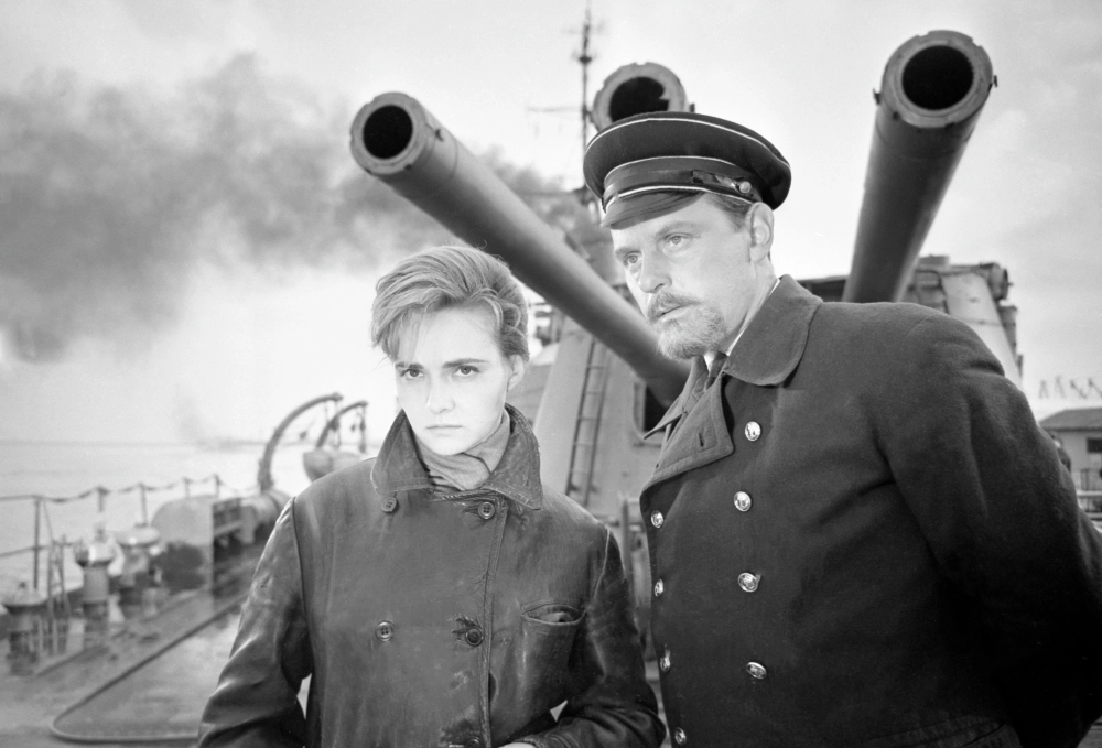 «Оптимистическая трагедия» («Мосфильм», 1963 г.). В роли Беринга — актер Всеволод Сафонов, в роли комиссара — актриса Маргарита Володина.