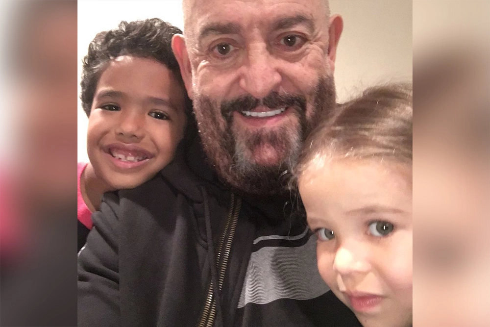 Михаил Шуфутинский с внуками Захаром и Ханной.