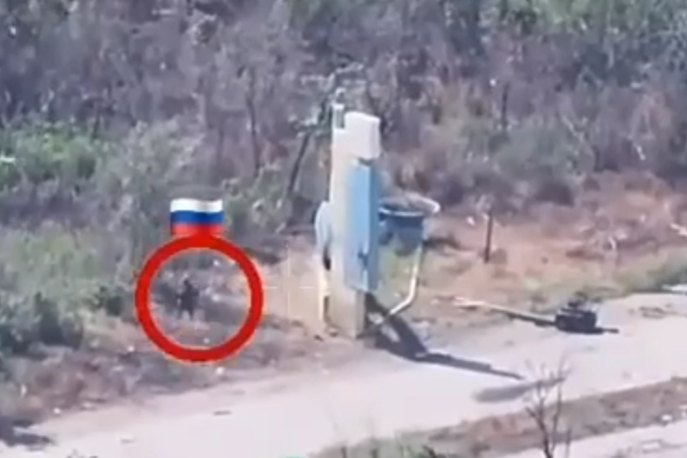появились кадры, где российский боец стоит у стелы Дружковка. 