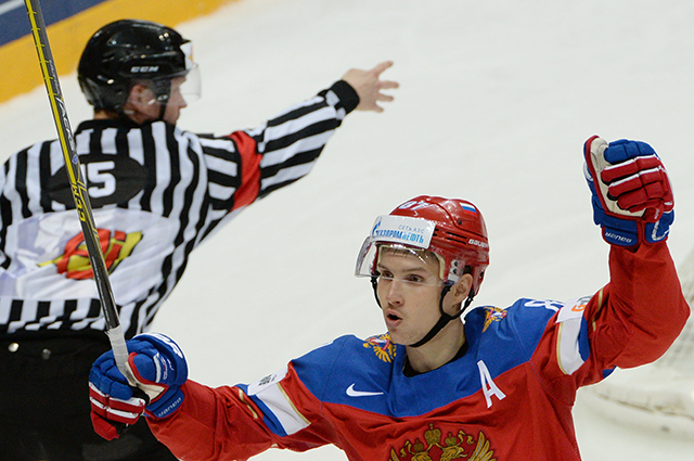 Игрок сборной России Вадим Щипачев радуется забитому голу в матче против Латвии.