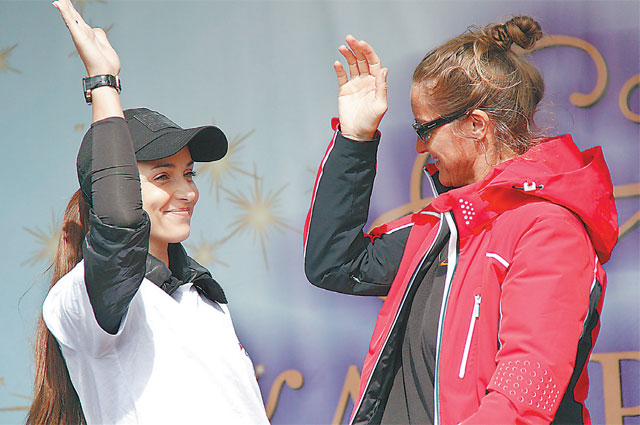 Анна Снаткина и Ирина Сумникова поддержали энтузиазм любителей спорта.  