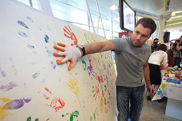 Олег Рой на открытии благотворительного проекта Добрые руки людей планеты Земля . 2010 год