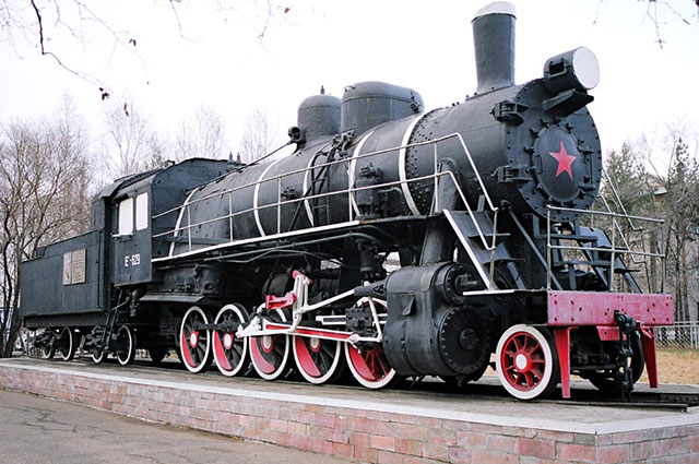 Паровоз Ел−629, в топке которого якобы был сожжён Сергей Лазо, в 1972 году установлен как памятник на станции Уссурийск.