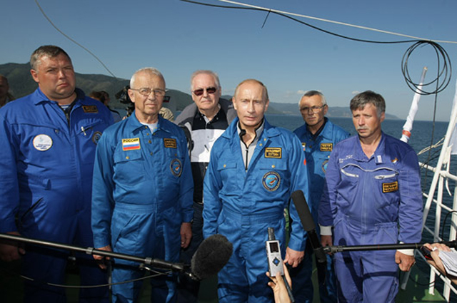  Владимир Путин вместе с акванавтами после погружения на дно озера Байкал, 2009 г.