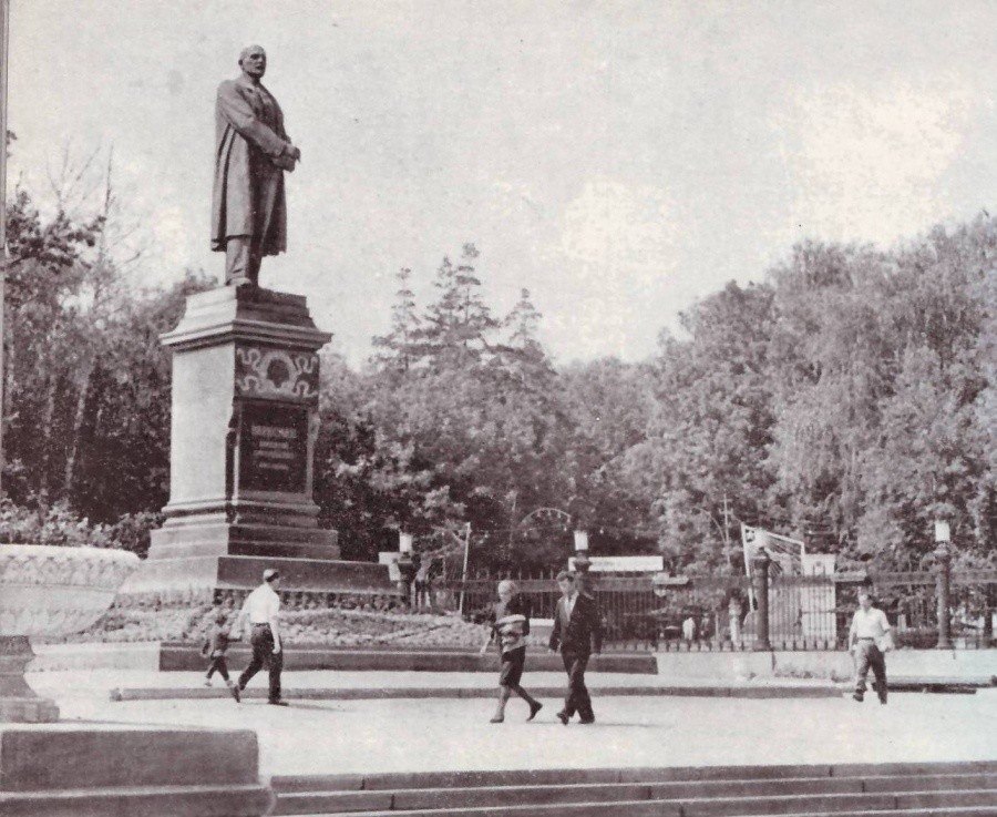 Памятник Вересаеву у Центрального парка в Туле.