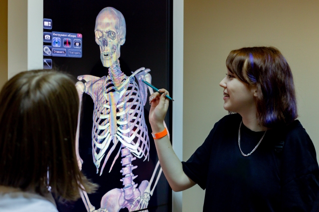 Ребята изучали анатомию человека с помощью платформы с 3D-изображениями.