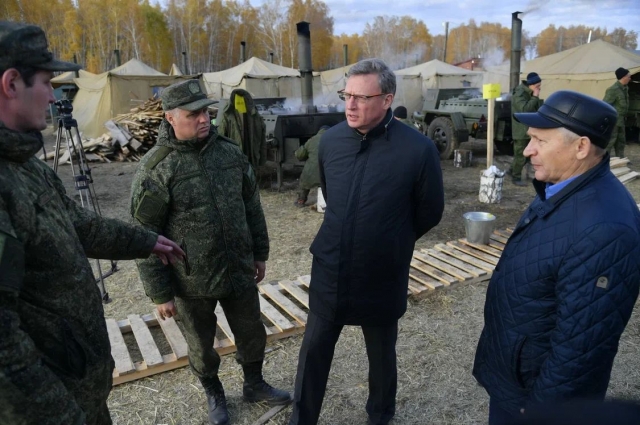 Губернатор Александр Бурков регулярно посещает лагеря в Светлом и в Черёмушках.