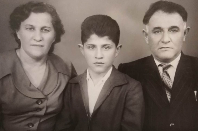 Александр Славутский и его родители. 