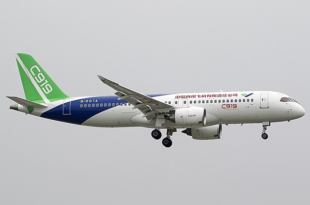 Авиалайнер C919.