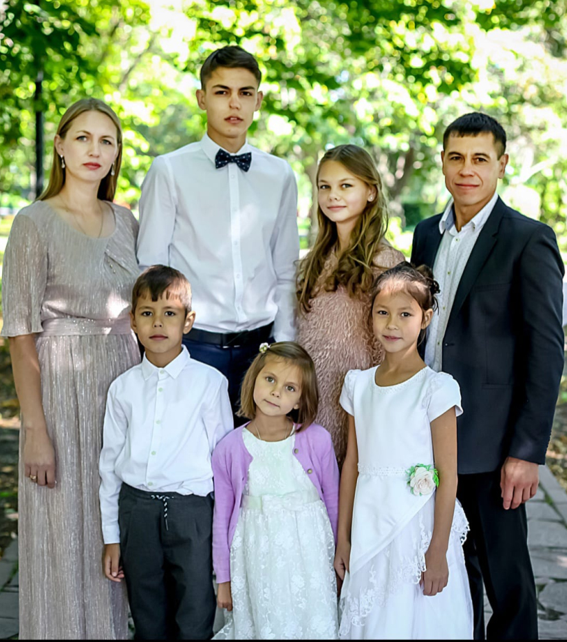 Семья в полном составе, когда еще старший сын Владимир и не помышлял о женитьбе. 