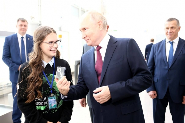 Президент России Владимир Путин и ростовская школьница Мария Андреева.