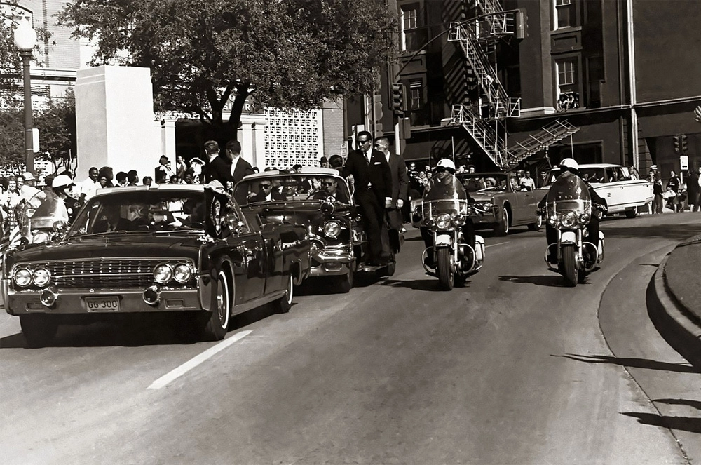 Обстрел начался. Кеннеди ранен, но никто ещё не прореагировал (снимок Айка Олтженса).