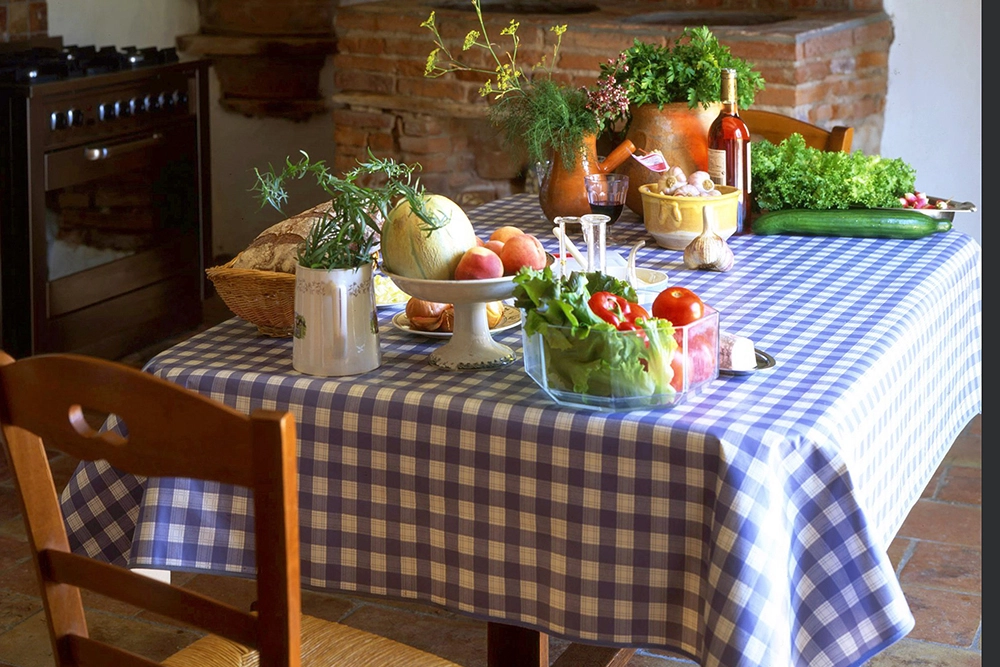 Все о домашнем текстиле как выбрать шторы, скатерти и пледы. На фото: скатерть квадратная
