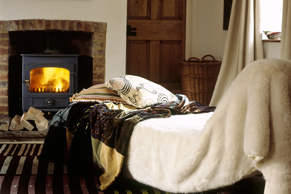 Все о домашнем текстиле как выбрать шторы, скатерти и пледы. На фото: сочетания пледа и штор