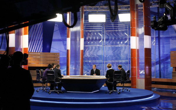 Дмитрий Медведев во время встречи в прямом эфире с представителями федеральных телеканалов в студии телецентра Останкино 