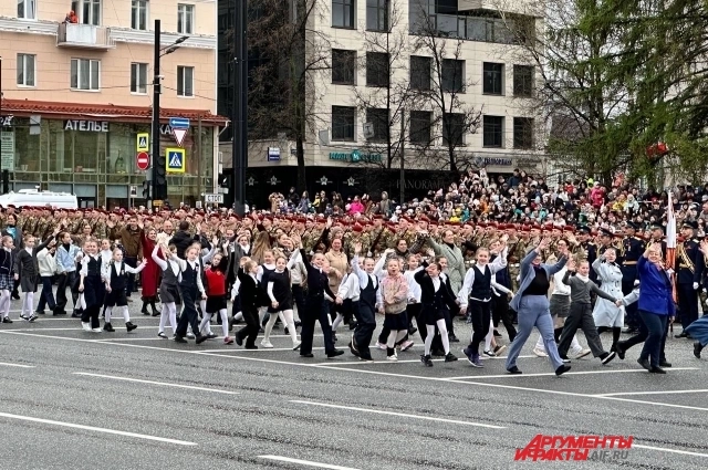 Дети на Параде Победы в Перми 9 мая 2025 года.