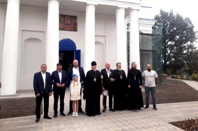 Митроплит Иоанн с членами попечителского совета по восстановлению Успенского храма.