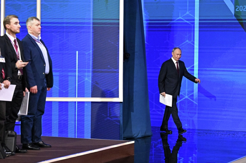 Владимир Путин вышел к журналистам.