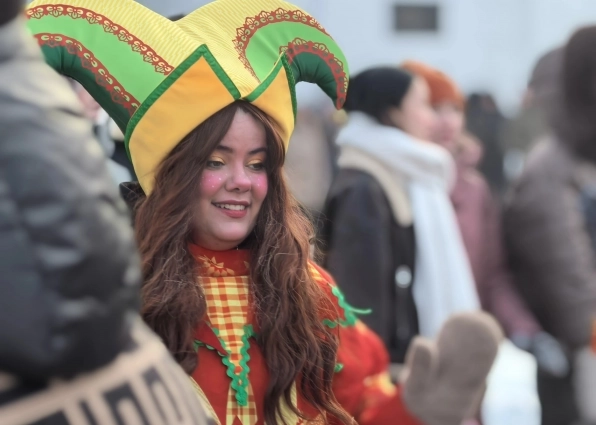 Но даже в мороз на улице проводили гуляния для молодежи.