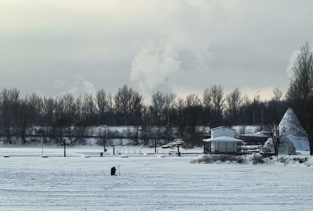 На льду реки остались самые отважные рыбаки!