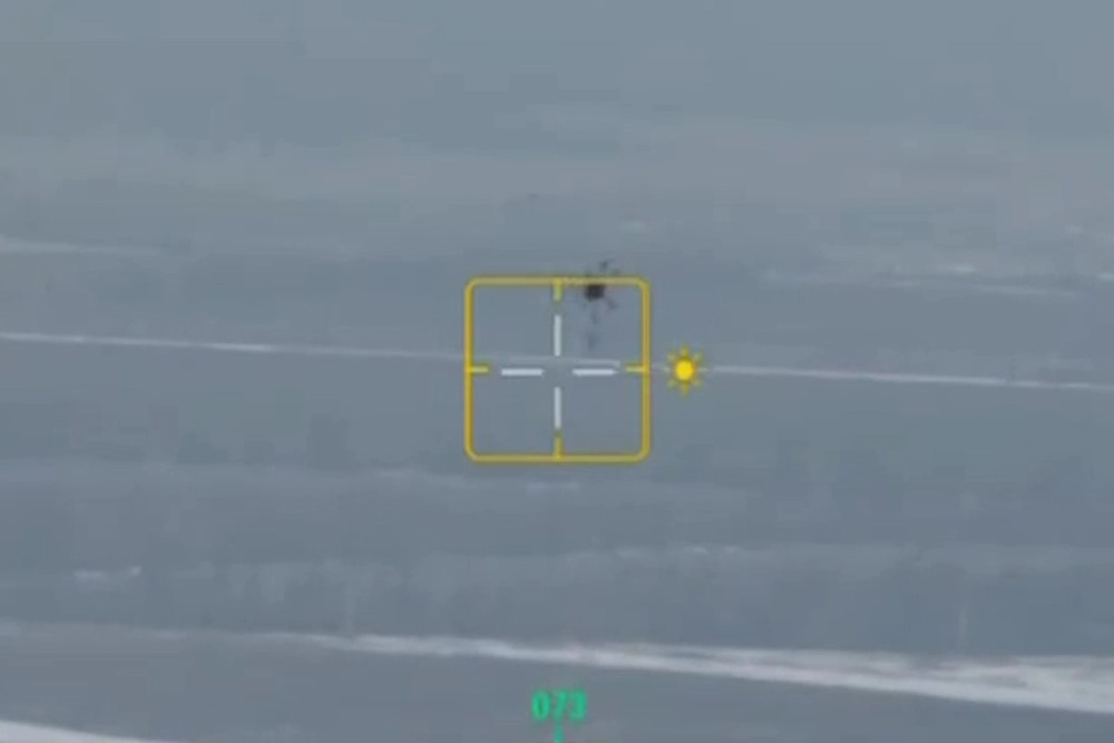 Операторы FPV-дронов войск беспилотных систем группировки «Север» уничтожили вражеские квадрокоптеры R-18 в Сумской области