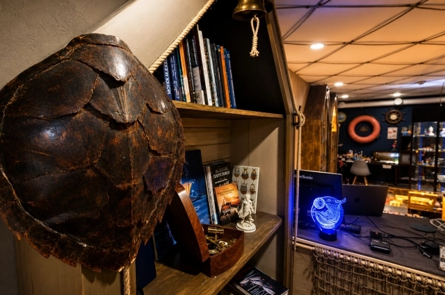 Есть в Каюте №8 и морские книги, их можно приобрести или почитать