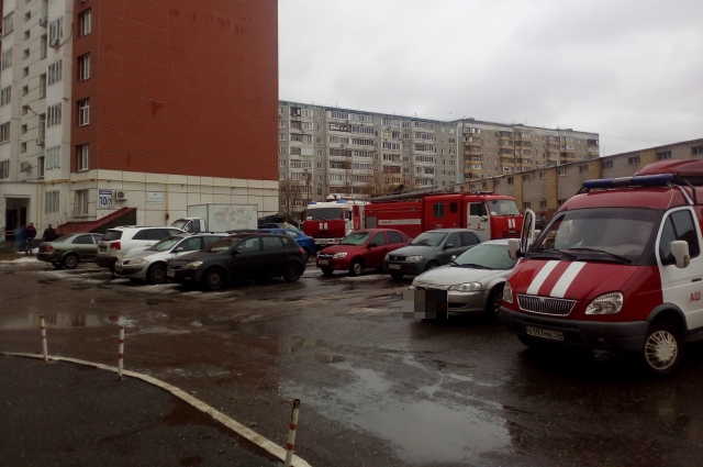Оренбургские пожарные спасли 16 человек из задымленной многоэтажки.