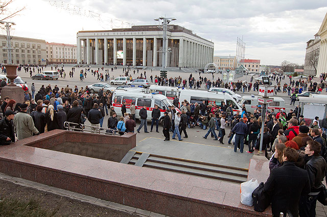 Жители Минска у входа на станцию метро, где произошел взрыв. 11 апреля 2011 года