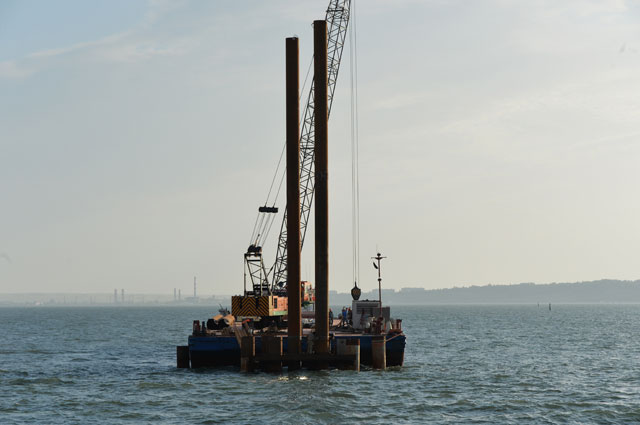 Плавучий кран устанавливает опоры в ходе строительства моста через Керченский пролив в Крыму.
