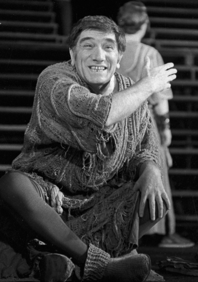 Армен Джигарханян в роли Сократа в спектакле по пьесе Э. Радзинского «Беседа с Сократом». 1985 г.