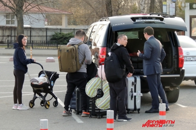   Вместе с Деми в Краснодар приехали не только её родители, но и дядя. 