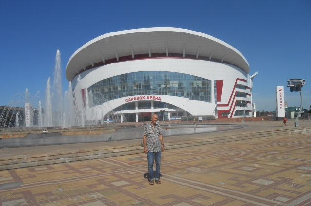Хоккейный стадион  «Саранск-арена» с  фонтаном «Звезды  Мордовии».