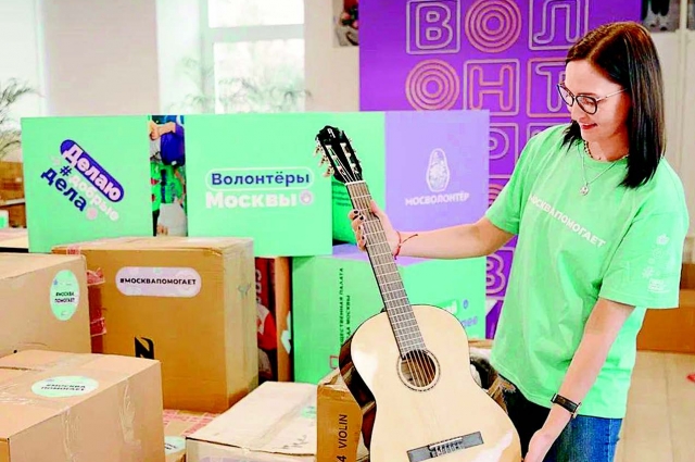Волонтёры отправили новые скрипки, пюпитры и ноты от московских школ искусств молодым музыкантам в Донецк.