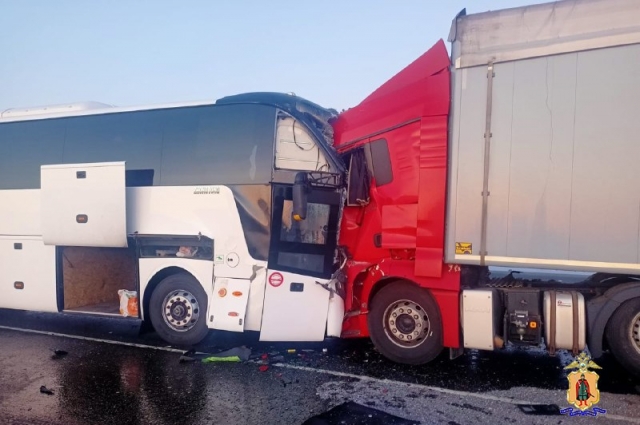 Столкнулись рейсовый автoбус «Астрaхань-Москва» и грузовой aвтомобиль «МAН»