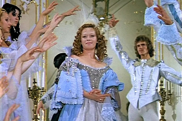 В экранизации романа Александра Дюма Фрейндлих получила роль королевы. 