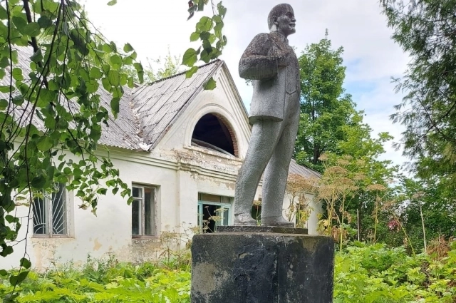 Памятник в Долматове.