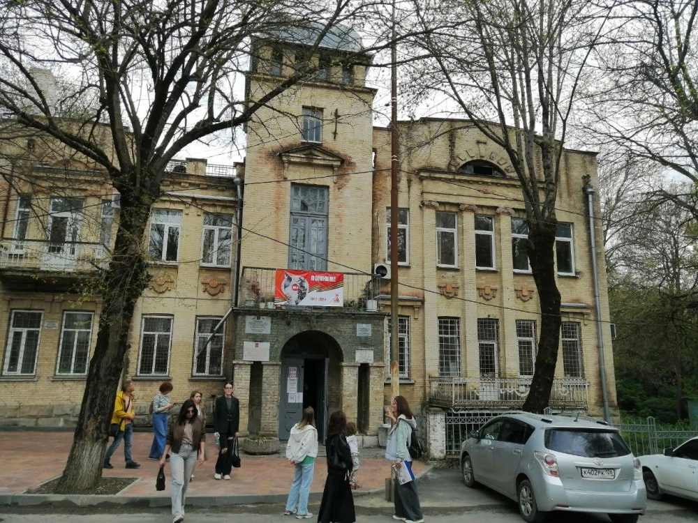 На стене бывшей дачи Бонча вылечившиеся раненые оставляли свои автографы.