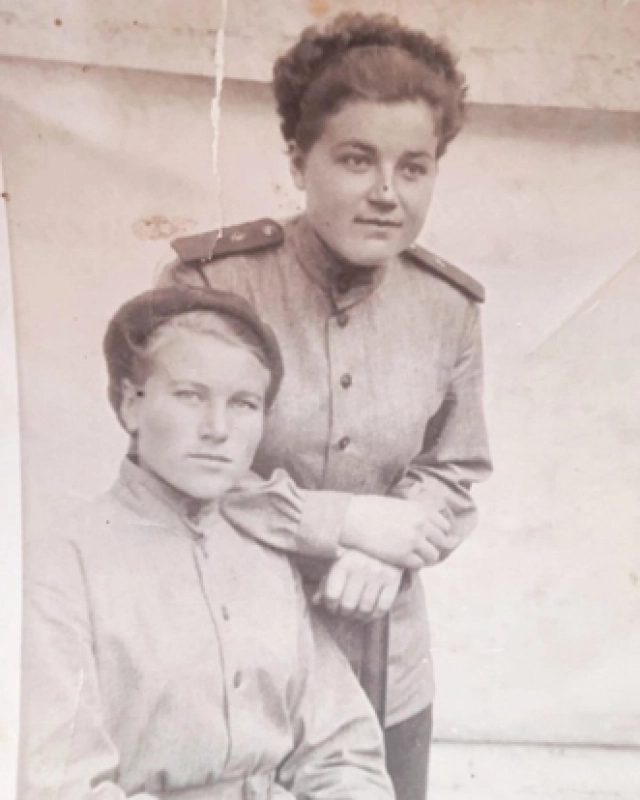 Дочь, Светлана Александровна Жукова (сидит справа), тоже не вернулась с войны. Похоронена в Литве.