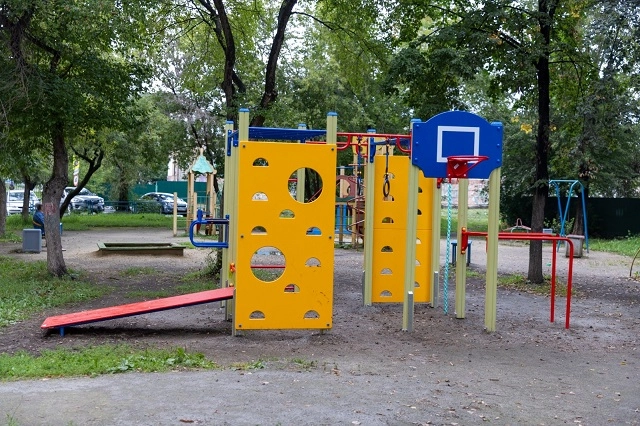 В Екатеринбурге депутат обновил детскую площадку во дворе на Эльмаше