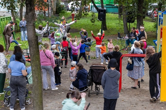 В Екатеринбурге депутат обновил детскую площадку во дворе на Эльмаше