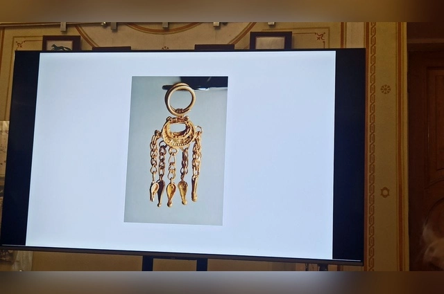 Золотая серьга 