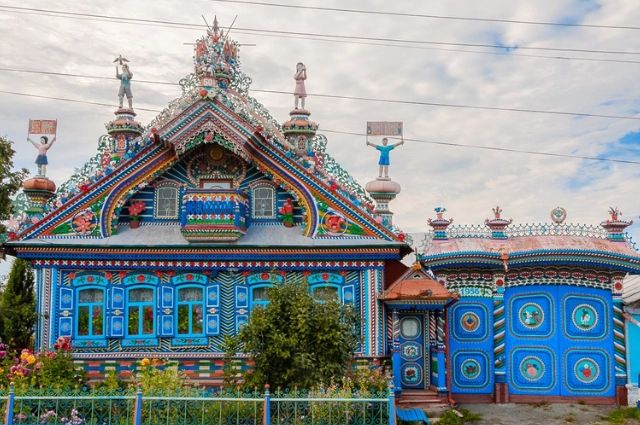 Там стоит сказочный терем. Как один человек прославил небольшое село Кунара