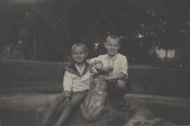 В кружок юннатов Олега Юнчиса привёл одноклассник.