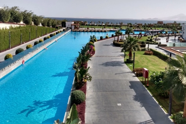 Теплые бассейны и каналы удивляют чистотой и голубизной.