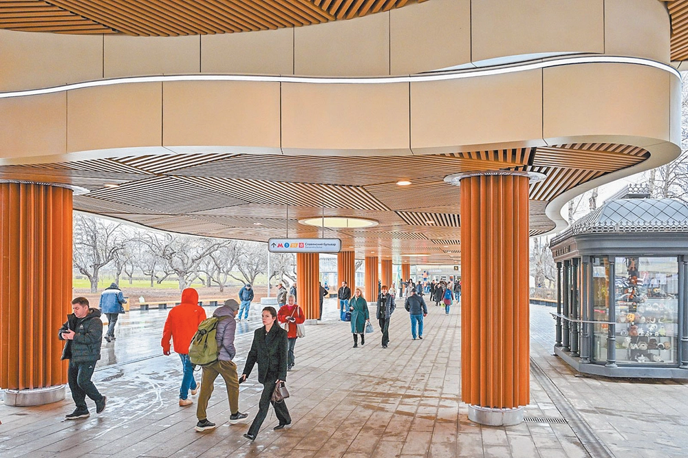 Волнообразная форма навеса – это и стиль, и польза. Такая крыша лучше защищает от косого дождя.