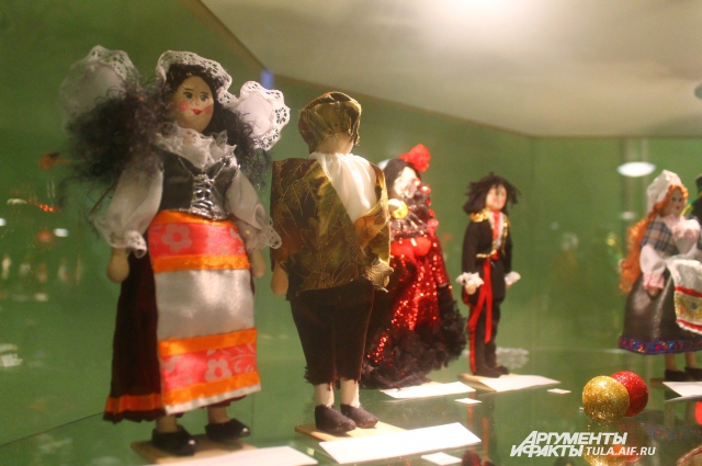 Выставка куколок-скелетцев.