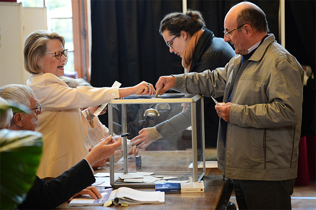 Избиратели голосуют на избирательном участке в коммуне Ле-Туке департамента Па-де-Кале во время первого тура президентских выборов во Франции.