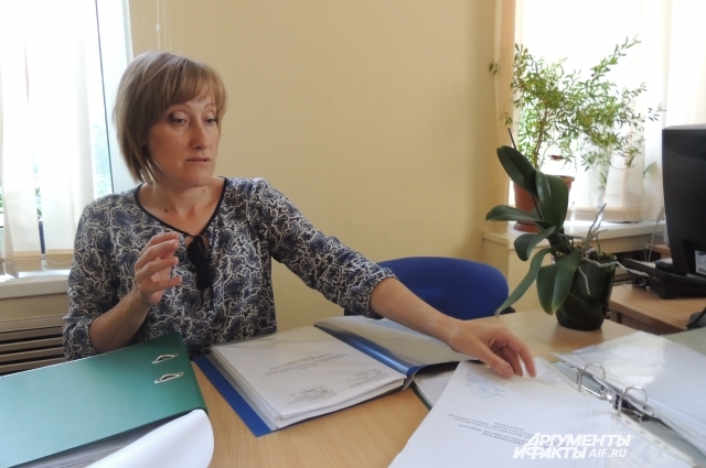  Мария Артемьева, директор «Компаса», раскладывает многочисленные документы, согласовавшие программу по профилактике ВИЧ.