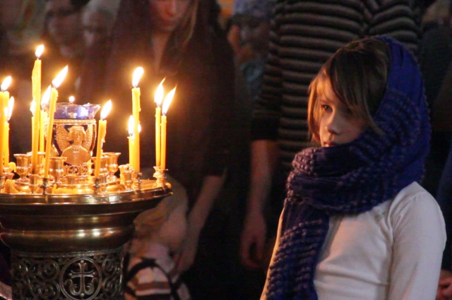 В этот день в храмах служится вечерня с чином прощения. Священники просят прощения у прихожан, а прихожане — друг у друга и у Господа.